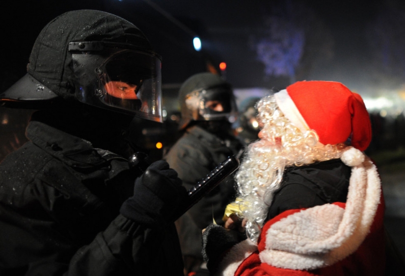 Santa and the crisis Santa and the crisis
