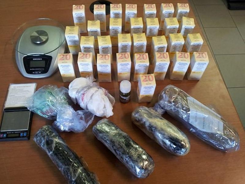 El contrabando de drogas en el interior de los perros...