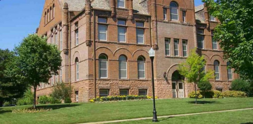 12 prisiones, que puede ser comparado con tres hoteles de la estrella