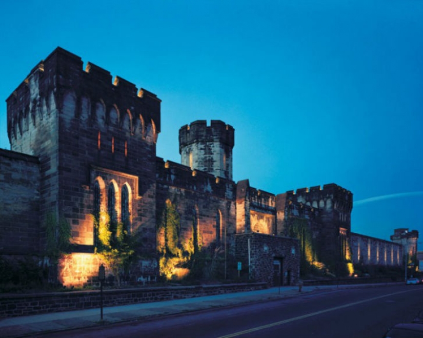 12 prisiones, que puede ser comparado con tres hoteles de la estrella