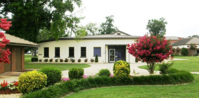 12 prisiones, que puede ser comparado con tres hoteles de la estrella