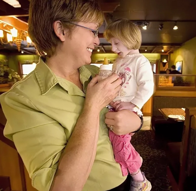 17-year-old girl solo pesa 11 kg, pero ello no impide vivir una brillante e interesante 17-year-old girl solo pesa 11 kg, pero ello no impide vivir una brillante e interesante