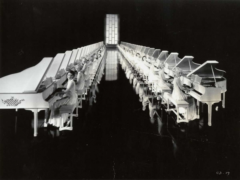1930-1943 years: kaleidoscopic dancing Busby Berkeley 1930-1943 years: kaleidoscopic dancing Busby Berkeley
