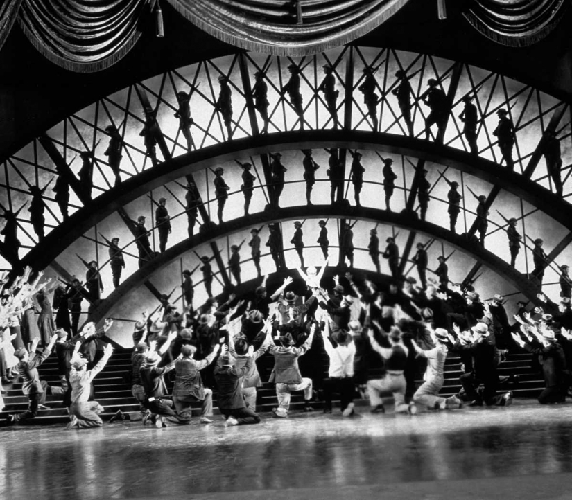 1930-1943 years: kaleidoscopic dancing Busby Berkeley 1930-1943 years: kaleidoscopic dancing Busby Berkeley
