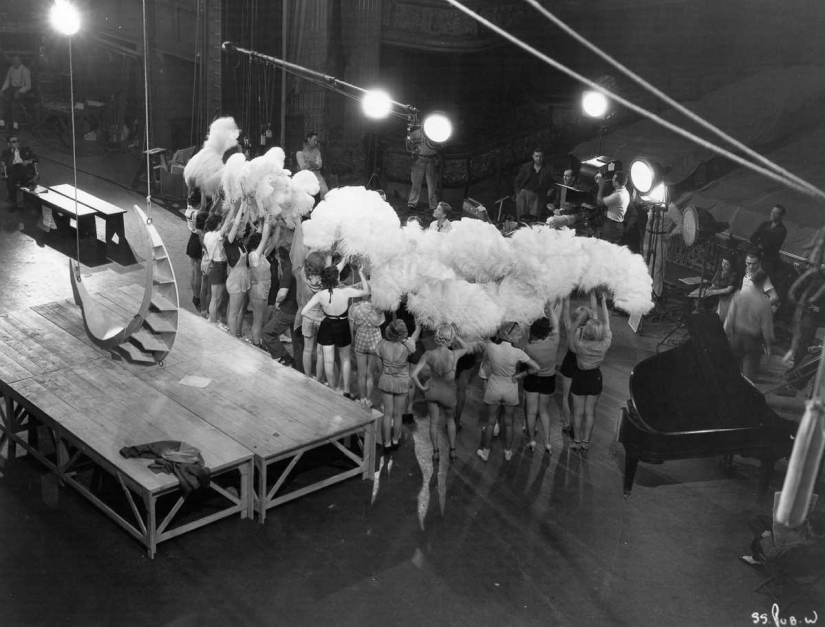 1930-1943 years: kaleidoscopic dancing Busby Berkeley 1930-1943 years: kaleidoscopic dancing Busby Berkeley