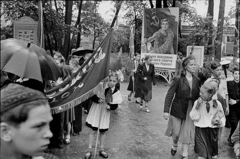 25 frames Henri Cartier-Bresson about Soviet life in 1954