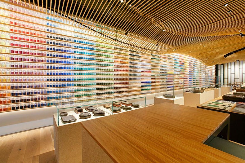 4200 pigments exhibited in a number of Japanese paint store