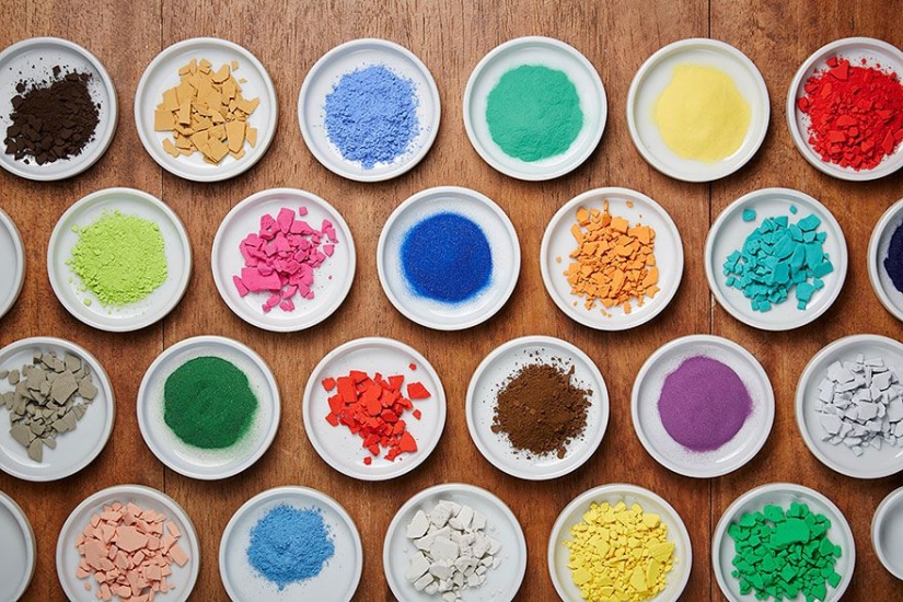 4200 pigments exhibited in a number of Japanese paint store