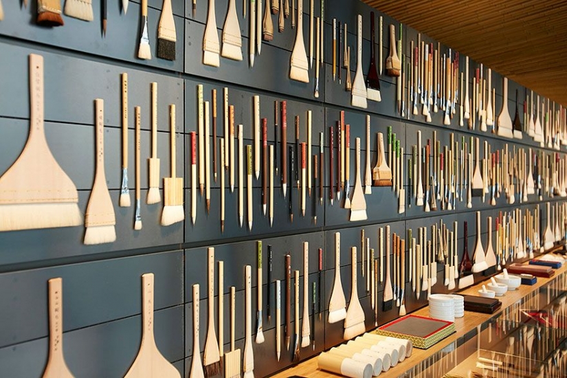 4200 pigments exhibited in a number of Japanese paint store