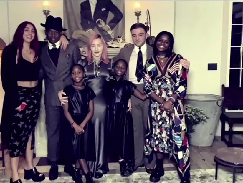 62-year-old Madonna made your first tattoo, dedicating to her children 62-year-old Madonna made your first tattoo, dedicating to her children