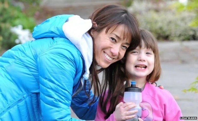 8-year-old American is friends with crows and they bring her gifts 8-year-old American is friends with crows and they bring her gifts