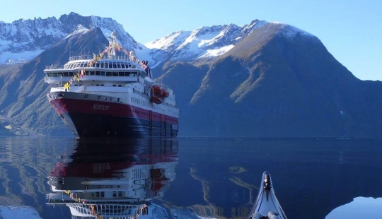 A kayaker takes beautiful pictures of Norwegian fjords and publish them in Instagram