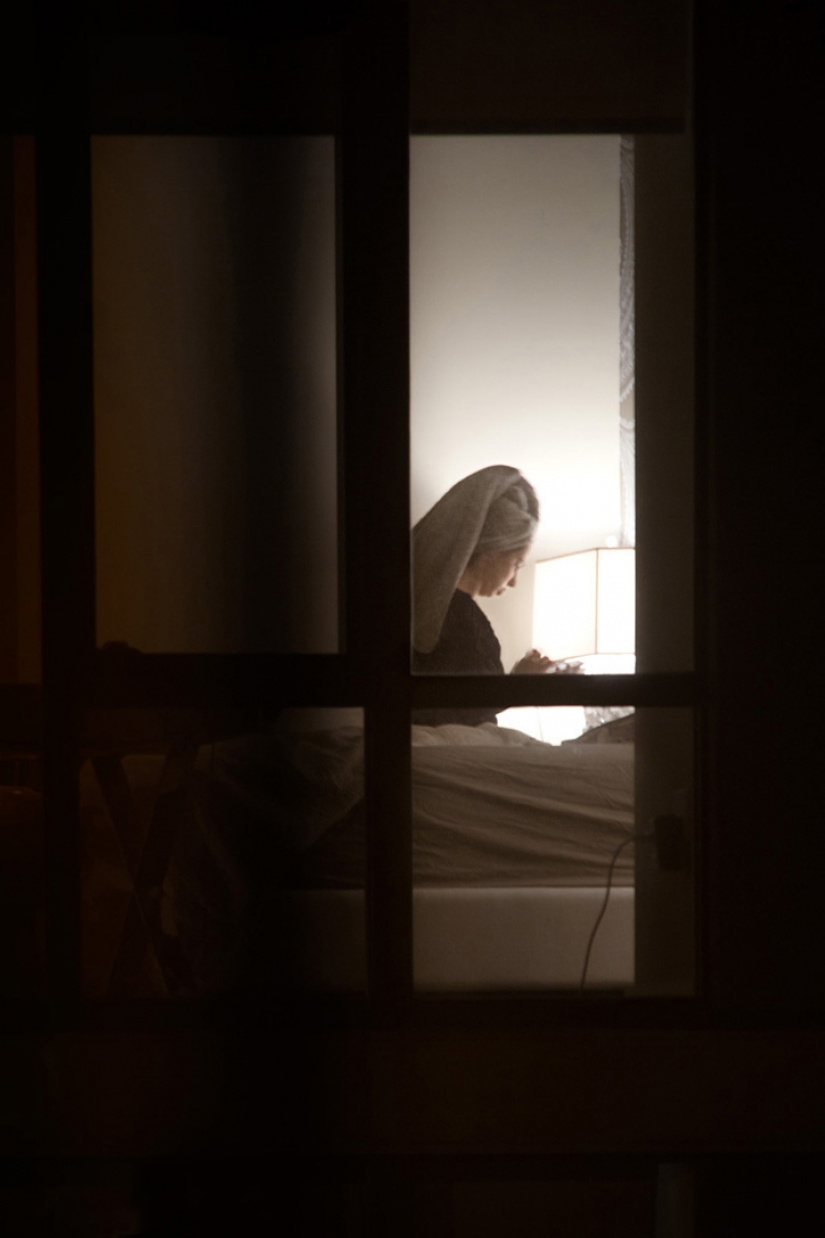 A photographer secretly watching his housemates and removes them