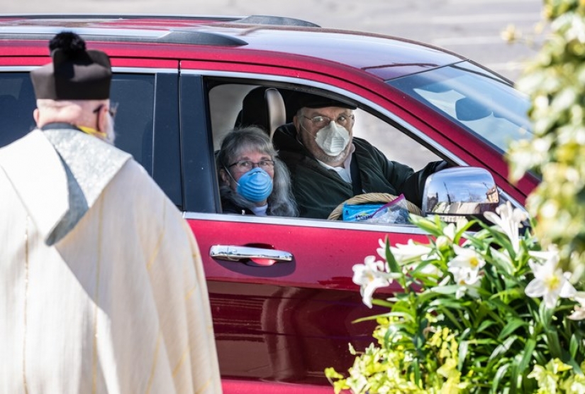 A priest in the United States blesses the congregation with a water gun and became the star of social networks