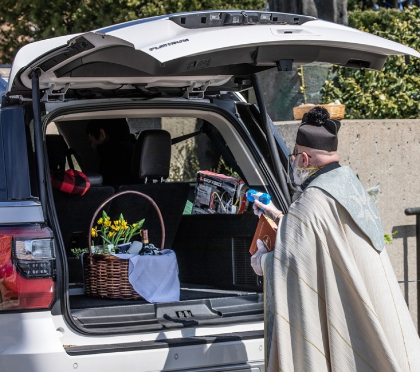A priest in the United States blesses the congregation with a water gun and became the star of social networks