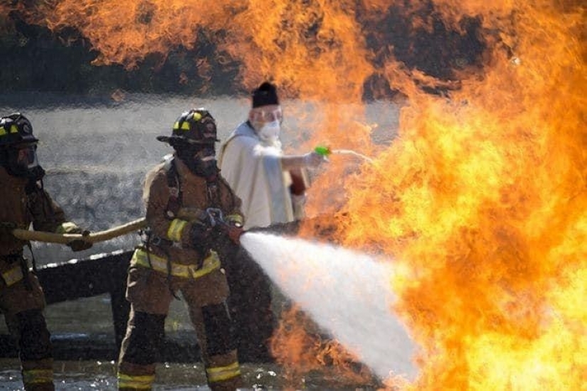 A priest in the United States blesses the congregation with a water gun and became the star of social networks