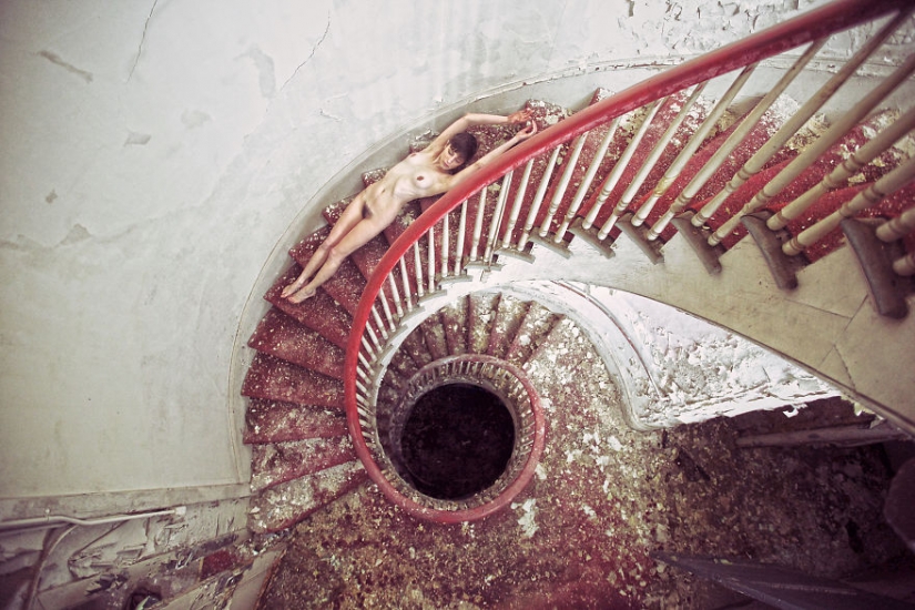 A terrible beauty: photographer transforms abandoned places in the dark and erotic fantasies A terrible beauty: photographer transforms abandoned places in the dark and erotic fantasies