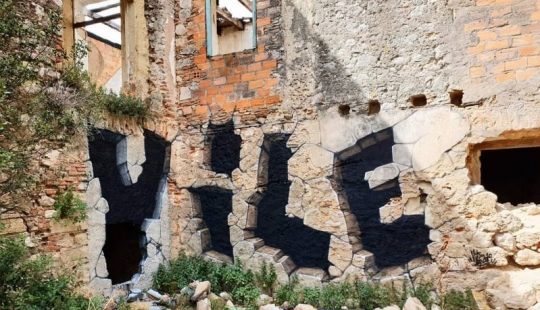 Absolute illusion: as a street artist nicknamed Vile "breaks" the wall