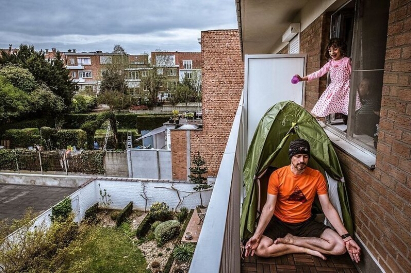 Amante de los viajes descubierto la manera de llegar a las montañas sin salir de casa