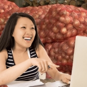 Amarga venganza: en China, la chica le ordenó el chico de la casa un montón de cebollas