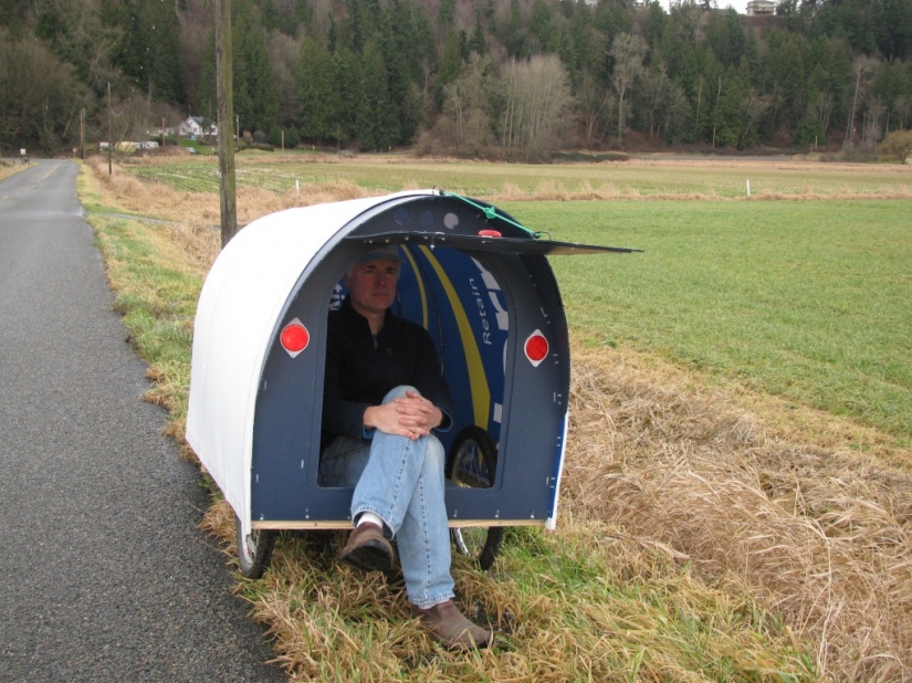 Americana de muchos años de viajar en la pequeña cabaña que había construido con sus propias manos Americana de muchos años de viajar en la pequeña cabaña que había construido con sus propias manos
