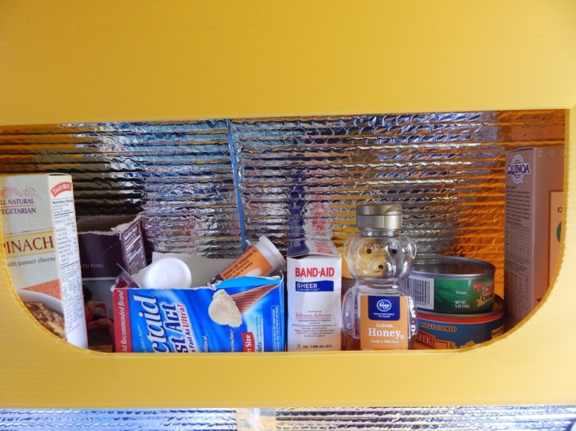 Americana de muchos años de viajar en la pequeña cabaña que había construido con sus propias manos Americana de muchos años de viajar en la pequeña cabaña que había construido con sus propias manos