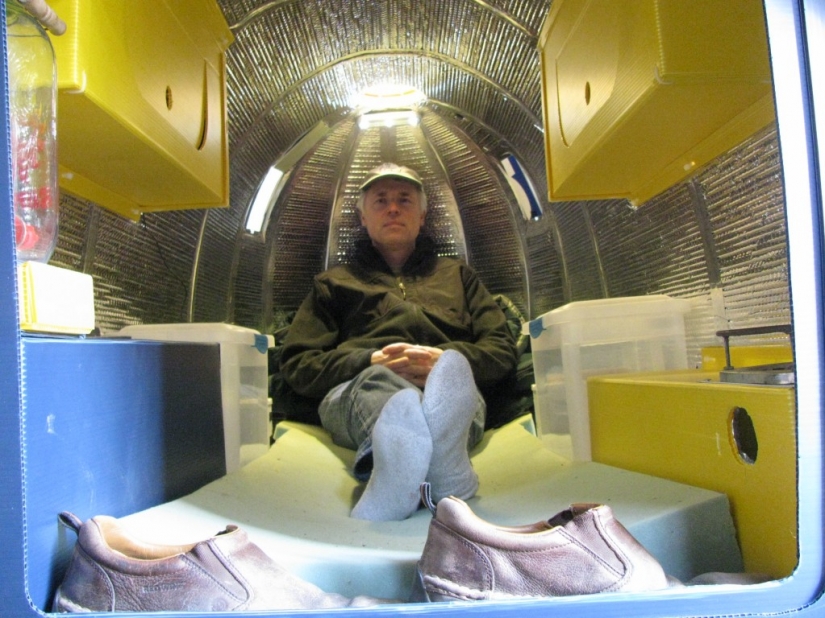 Americana de muchos años de viajar en la pequeña cabaña que había construido con sus propias manos Americana de muchos años de viajar en la pequeña cabaña que había construido con sus propias manos