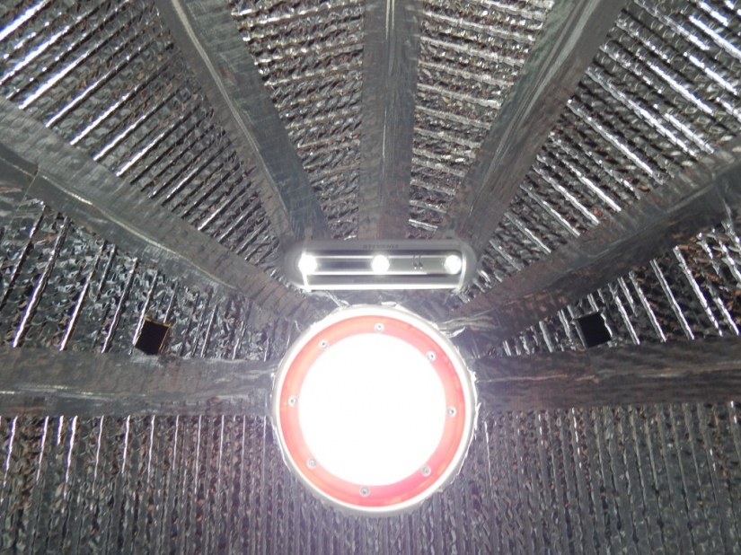 Americana de muchos años de viajar en la pequeña cabaña que había construido con sus propias manos Americana de muchos años de viajar en la pequeña cabaña que había construido con sus propias manos