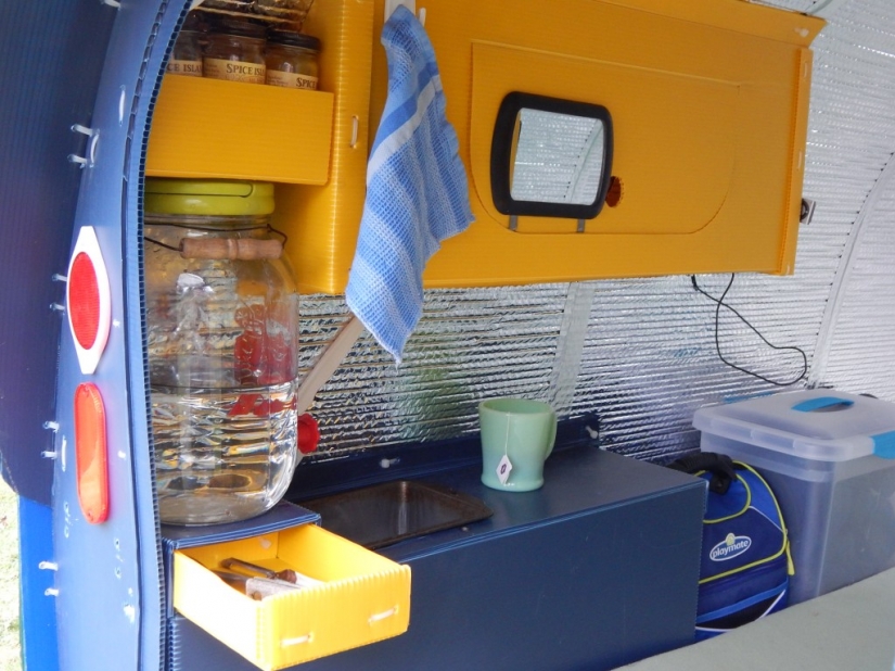 Americana de muchos años de viajar en la pequeña cabaña que había construido con sus propias manos Americana de muchos años de viajar en la pequeña cabaña que había construido con sus propias manos