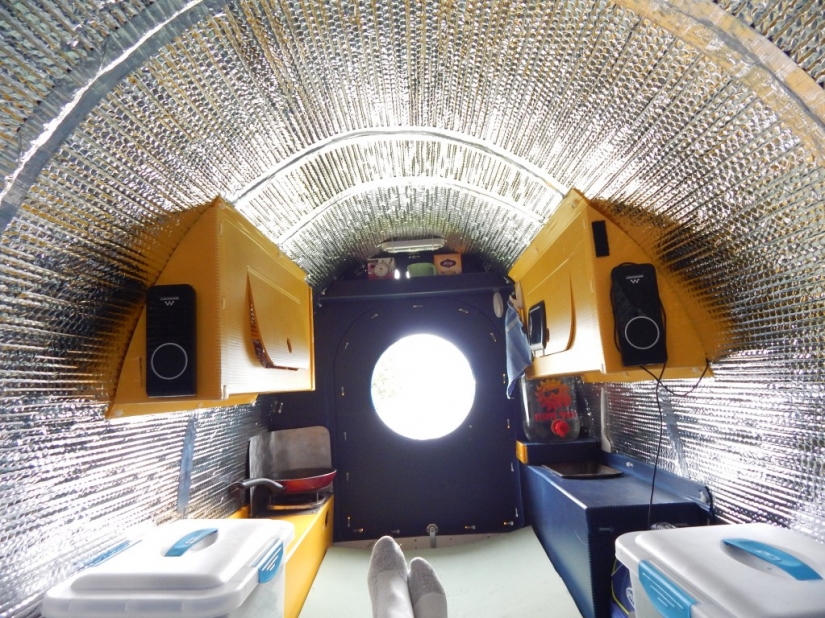 Americana de muchos años de viajar en la pequeña cabaña que había construido con sus propias manos Americana de muchos años de viajar en la pequeña cabaña que había construido con sus propias manos