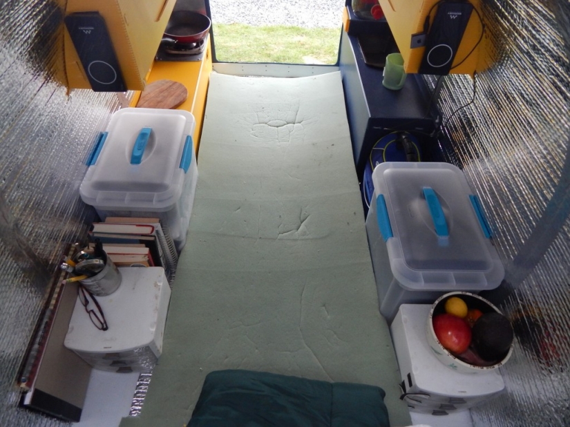 Americana de muchos años de viajar en la pequeña cabaña que había construido con sus propias manos Americana de muchos años de viajar en la pequeña cabaña que había construido con sus propias manos