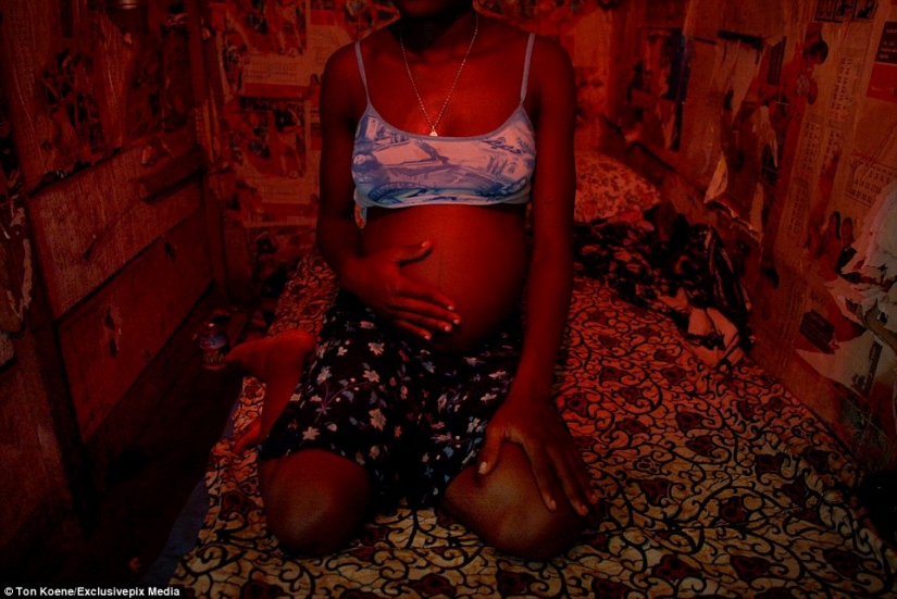 "Angels of death" is: photos of prostitutes from Nigeria, where AIDS is claiming 10 million lives a year "Angels of death" is: photos of prostitutes from Nigeria, where AIDS is claiming 10 million lives a year