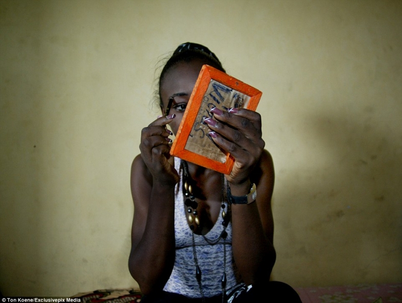 "Angels of death" is: photos of prostitutes from Nigeria, where AIDS is claiming 10 million lives a year "Angels of death" is: photos of prostitutes from Nigeria, where AIDS is claiming 10 million lives a year