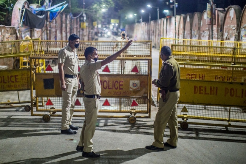 As India won the coronavirus with cow manure, and bollywood movies "cane" quarantine