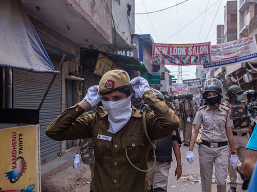 As India won the coronavirus with cow manure, and bollywood movies "cane" quarantine