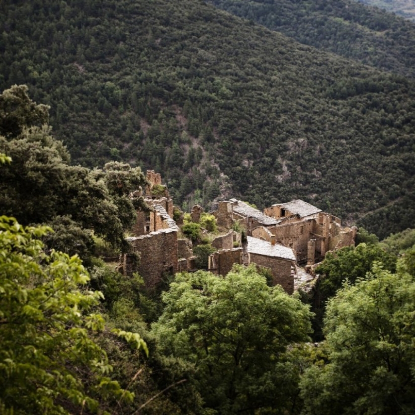As the Spanish nudists and new agery restore the abandoned village