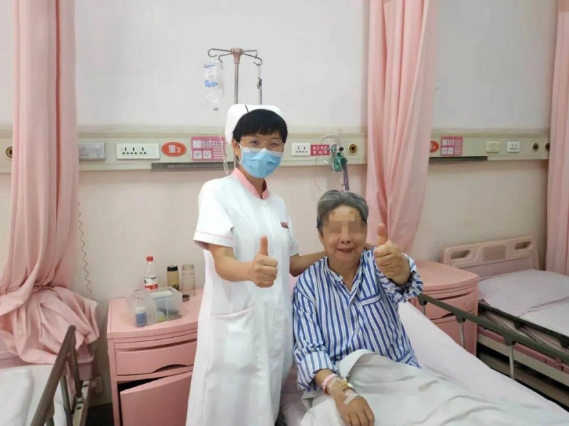 As two old ladies from China four days survived in the stalled Elevator and got out As two old ladies from China four days survived in the stalled Elevator and got out