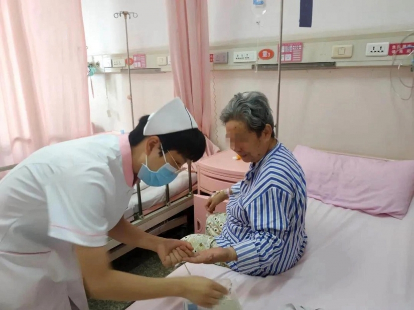 As two old ladies from China four days survived in the stalled Elevator and got out As two old ladies from China four days survived in the stalled Elevator and got out