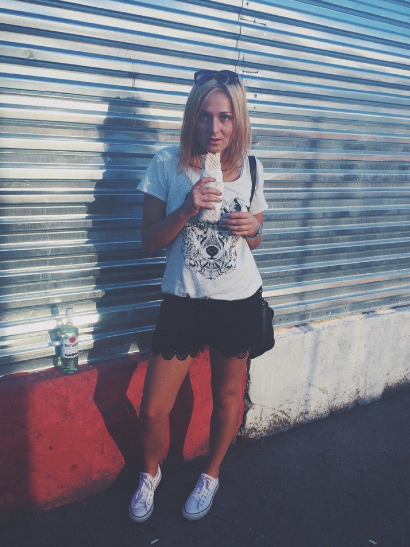 Beautiful girls and Shawarma: what could be better?
