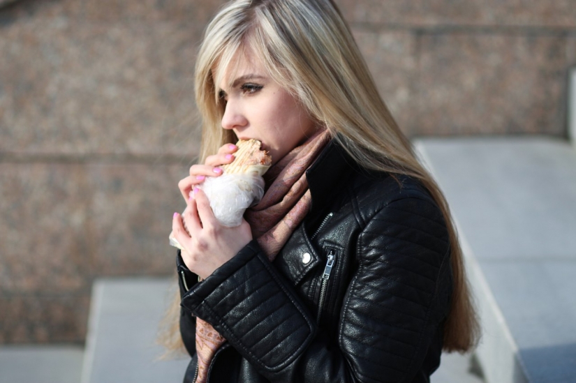 Beautiful girls and Shawarma: what could be better?