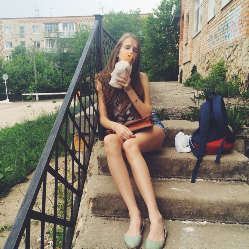 Beautiful girls and Shawarma: what could be better?