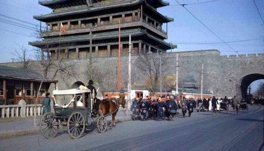 Beijing 1947, in color: at the turn of the eras