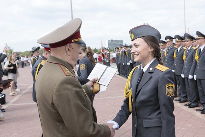 Bellezas en uniforme: la mirada de la mujer de la policía en diferentes países