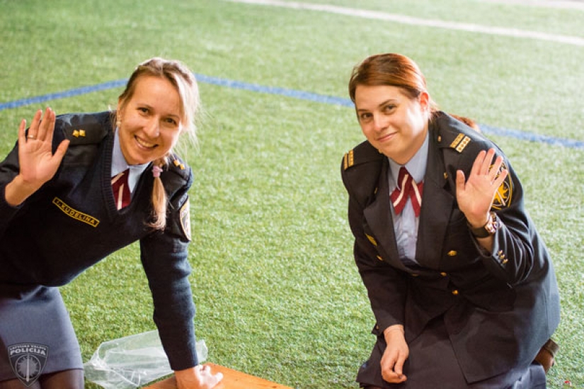 Bellezas en uniforme: la mirada de la mujer de la policía en diferentes países