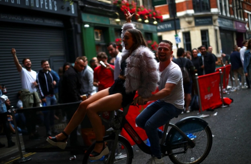 Brawl and 8 million liters of beer drunk in Britain's pubs open after quarantine