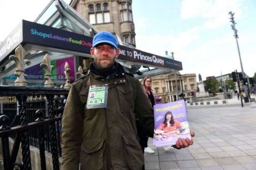 British vagabundo perdido casi por completo de los ingresos debido al hecho, bien vestido, y tiene un perro
