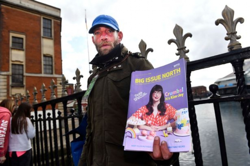 British vagabundo perdido casi por completo de los ingresos debido al hecho, bien vestido, y tiene un perro