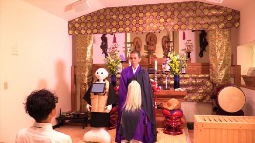Buddhist robots in Japan offer funeral services cheaper than the priests