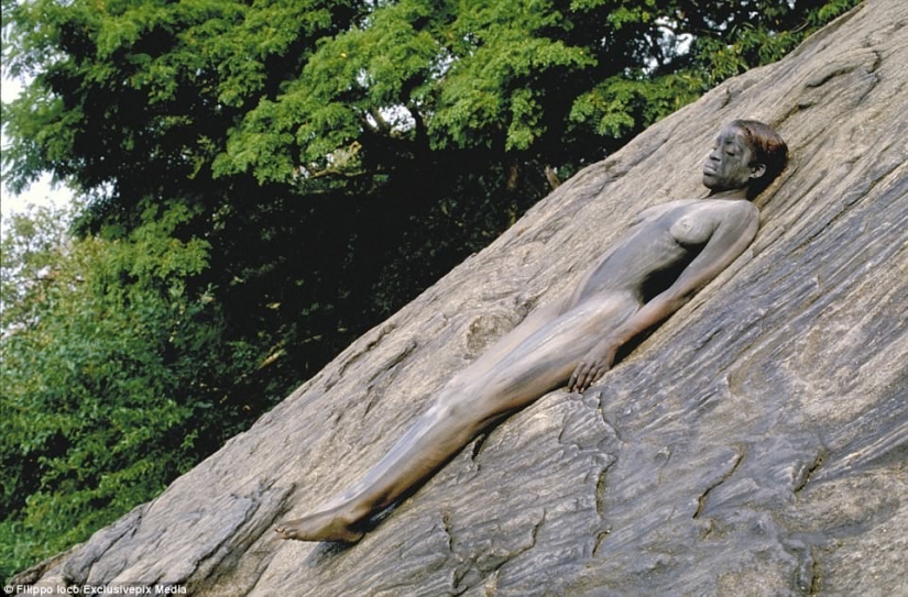 Busque la mujer: modelos desnudas se mezclan con el paisaje