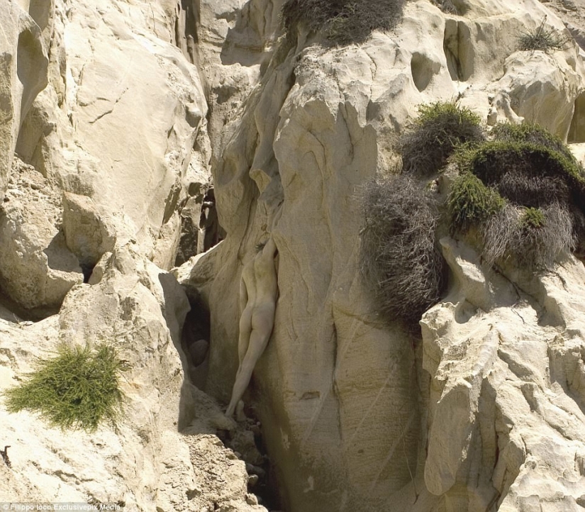 Busque la mujer: modelos desnudas se mezclan con el paisaje